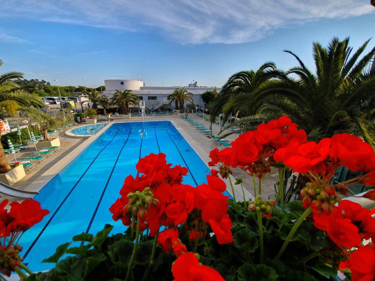 Hotel Cormoran Cattolica Exterior photo