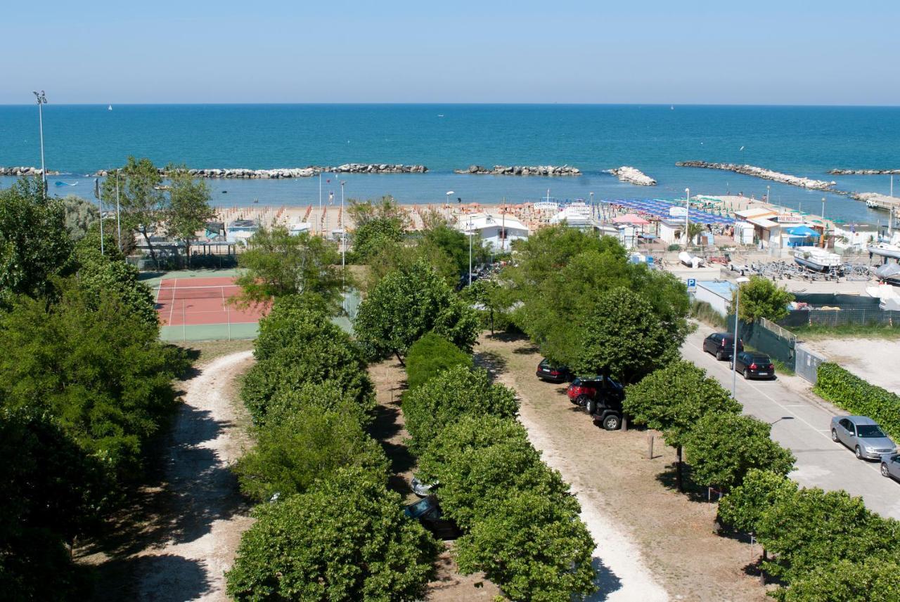Hotel Cormoran Cattolica Exterior photo