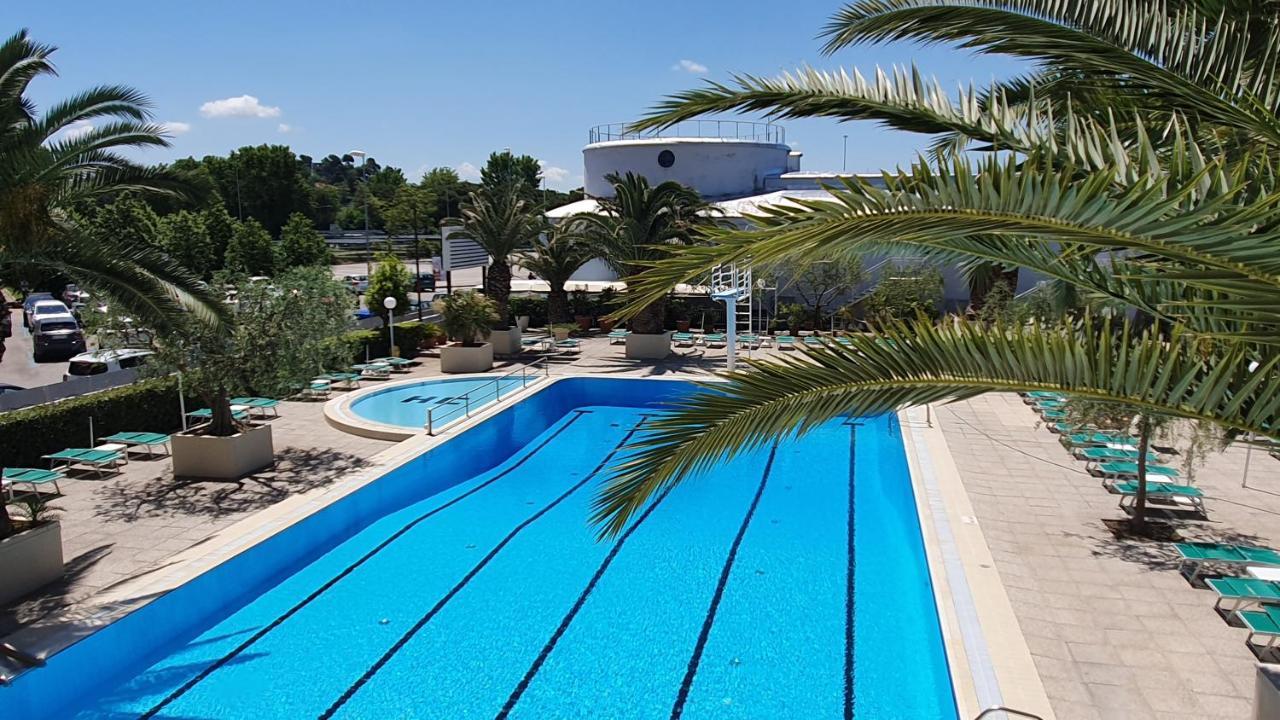 Hotel Cormoran Cattolica Exterior photo