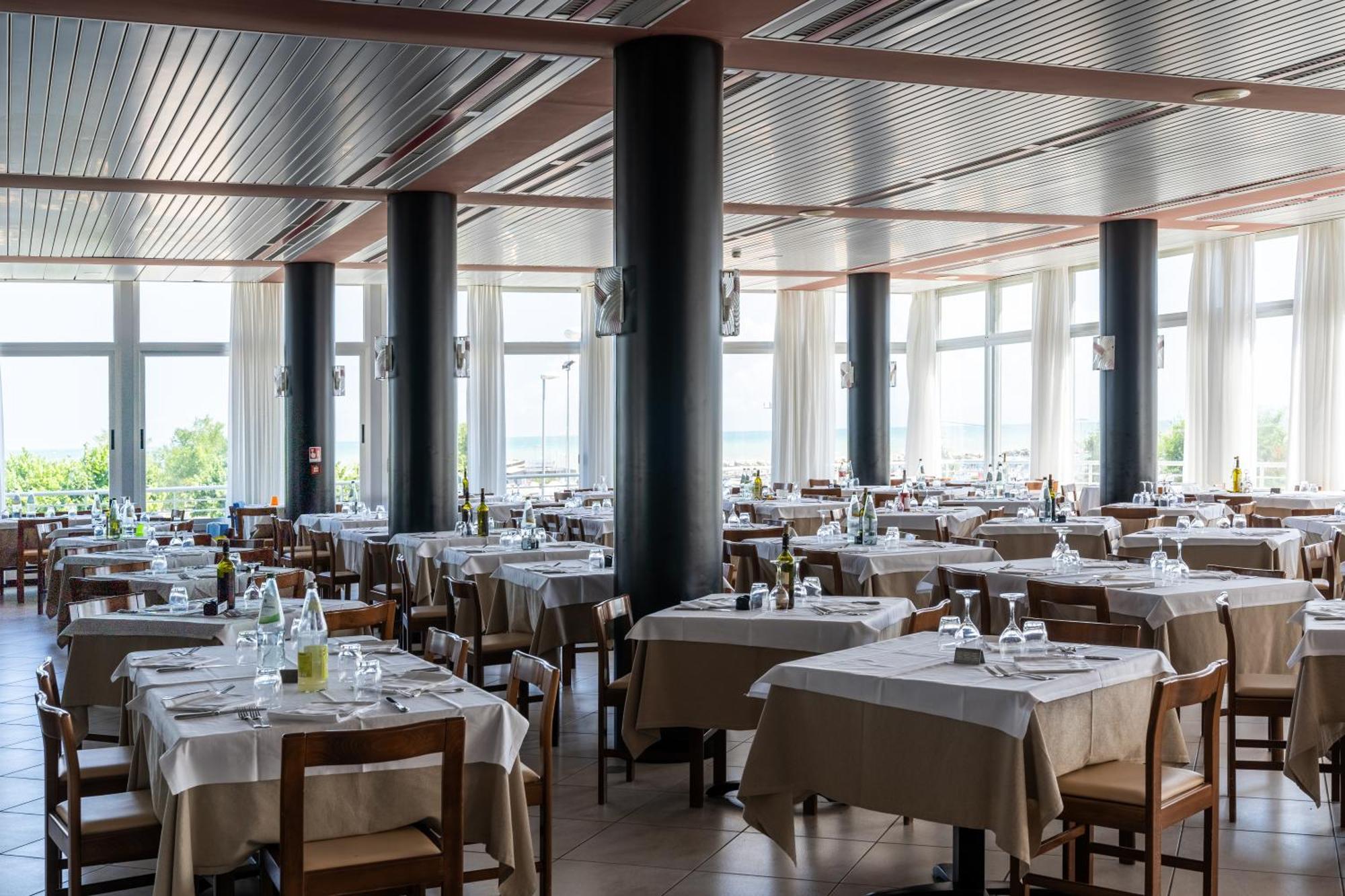 Hotel Cormoran Cattolica Exterior photo