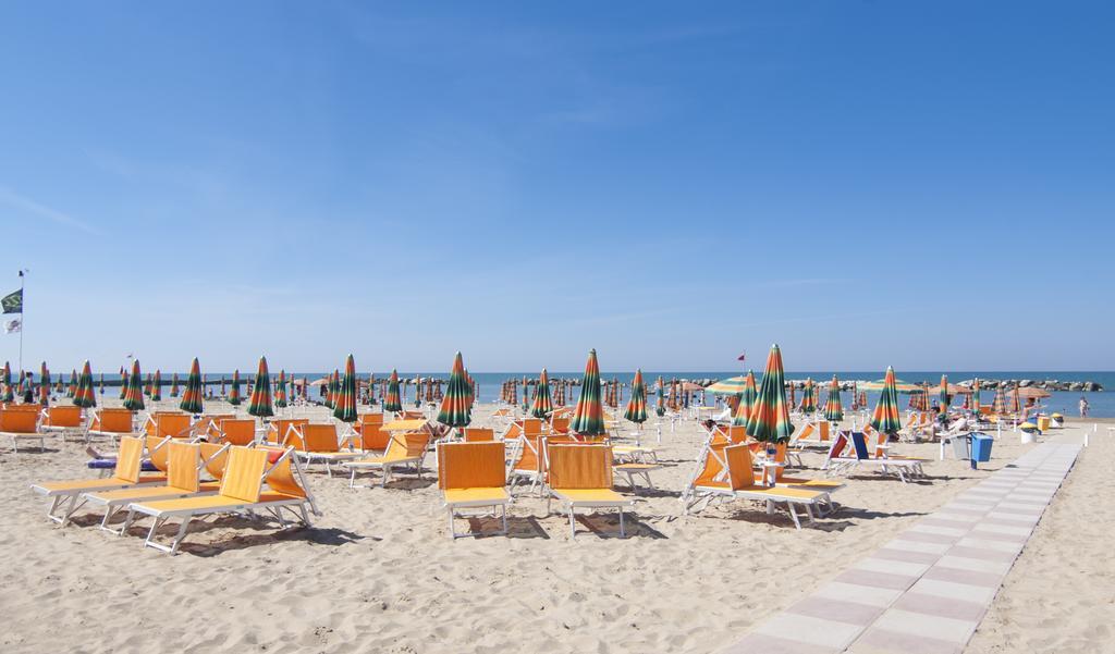 Hotel Cormoran Cattolica Exterior photo