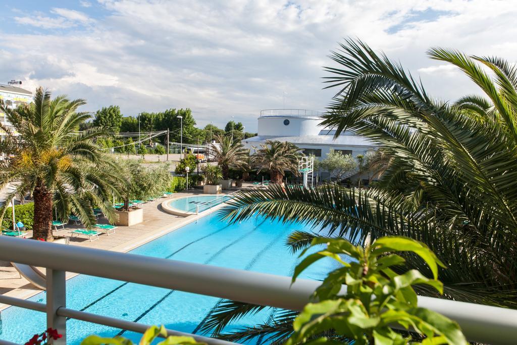 Hotel Cormoran Cattolica Exterior photo