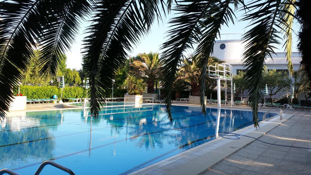 Hotel Cormoran Cattolica Exterior photo