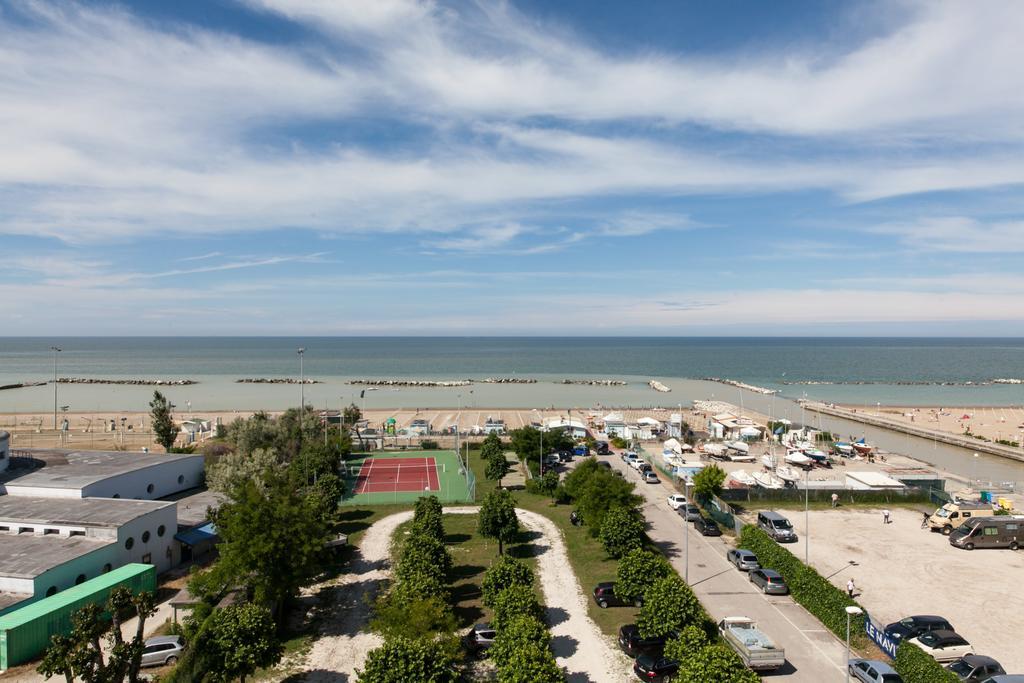 Hotel Cormoran Cattolica Exterior photo