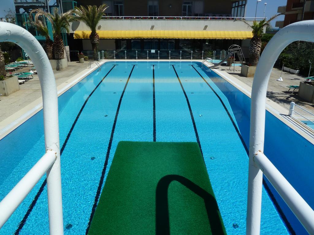 Hotel Cormoran Cattolica Exterior photo