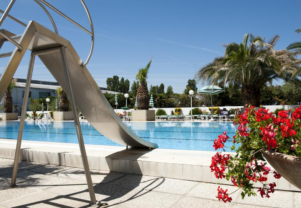Hotel Cormoran Cattolica Exterior photo